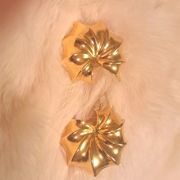 Gold tone clip-on  earrings - Picture 1 of 4